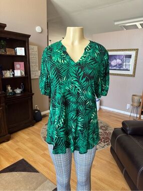 Anyally green tropical print V-neck short sleeve blouse-size L
